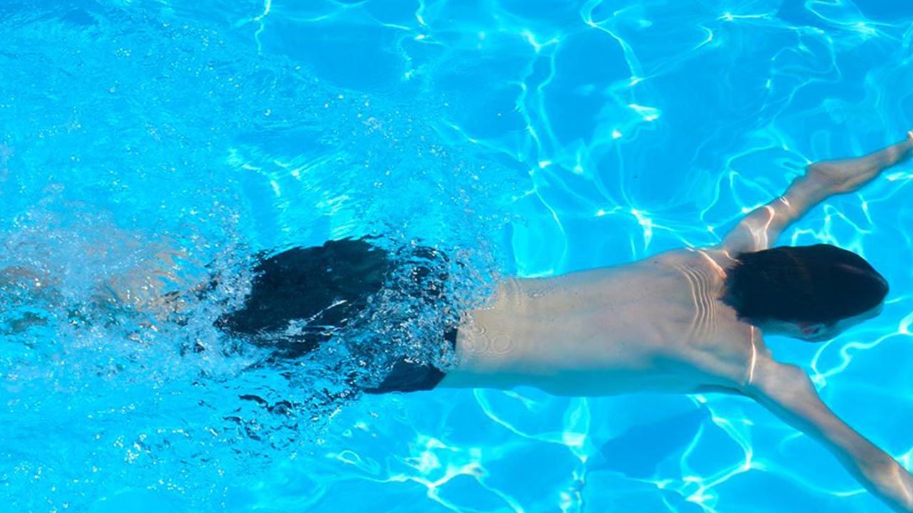 natacion para dolor de espalda